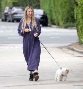 kate-hudson-out-with-her-dog-in-los-angeles-10-25-2023-0.jpg