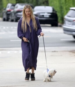 kate-hudson-out-with-her-dog-in-los-angeles-10-25-2023-1.jpg
