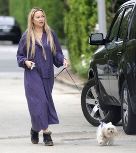 kate-hudson-out-with-her-dog-in-los-angeles-10-25-2023-2.jpg