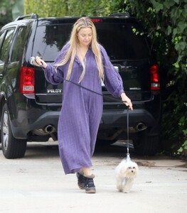 kate-hudson-out-with-her-dog-in-los-angeles-10-25-2023-6.jpg