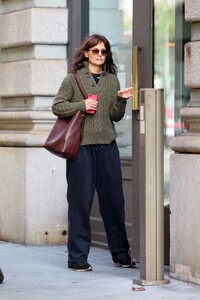 katie-holmes-arrives-at-an-office-building-in-new-york-10-25-2023-2.jpg