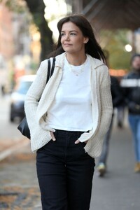 katie-holmes-out-in-new-york-11-01-2023-2.jpg