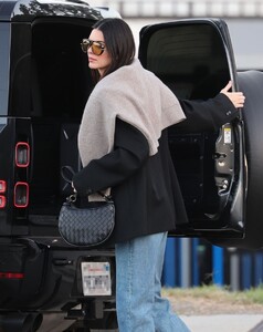kendall-jenner-leaves-a-business-meeting-in-los-angeles-10-31-2023-3.jpg