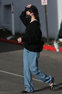 kylie-jenner-shopping-at-h.-lorenzo-on-sunset-in-west-hollywood-11-26-2023-1.jpg