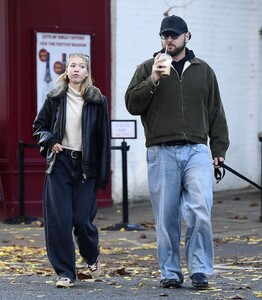 lila-grace-moss-out-with-a-friend-in-london-11-23-2023-7.jpg