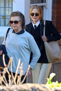 nicole-kidman-out-with-her-mother-janelle-in-sydney-07-28-2023-0.jpg