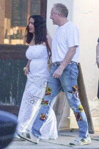 salma-hayek-and-francois-henri-pinault-out-in-los-cabos-08-13-2023-3.jpg