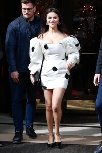 selena-gomez-leaves-her-hotel-in-paris-09-27-2023-6.jpg