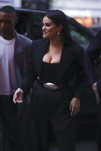 selena-gomez-out-for-dinner-at-royal-monceau-in-paris-09-25-2023-2.jpg