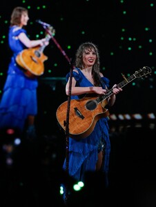 taylor-121.thumb.jpg.dcae1b1725ce520e164e3c7a9f8b6f86.jpg