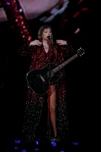 taylor-288.thumb.jpg.3664de7f2f828890e06bc44b14d69b24.jpg