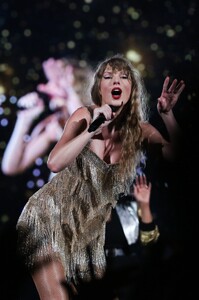 taylor-316.thumb.jpg.a2fd3ac3bf0eb7344535e3a82671dc6e.jpg