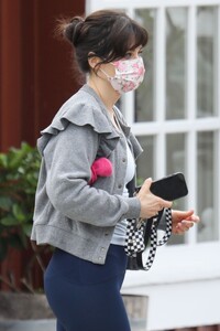 zooey-deschanel-leavevs-morning-workout-in-brentwood-09-03-2023-1.jpg