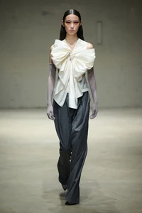 00006-ming-ma-fall-2023-ready-to-wear-shanghai-credit-brand.thumb.webp.bf59bffa0edebda2e4d80488f56be86b.webp