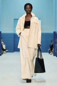 00008-max-mara-spring-2023-ready-to-wear-credit-gorunway.thumb.jpg.338dbd2a871834f417fda08d1f8c82ce.jpg