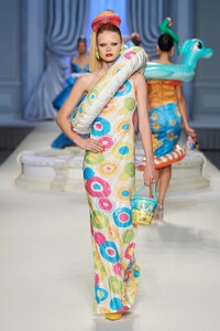 00056-moschino-spring-2023-ready-to-wear-credit-gorunway.thumb.jpg.53c18b017626aeb119b73c64e050c2e5.jpg