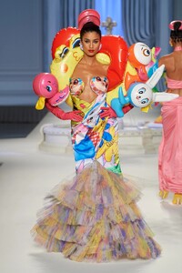 00063-moschino-spring-2023-ready-to-wear-credit-gorunway.thumb.jpg.6b4d1b103a8d665493eb844c612e403b.jpg