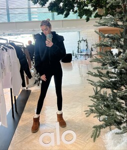 [2023.12.04] elizabethcturner_408247486_18400996702052750_1105627230456532065_n.jpg