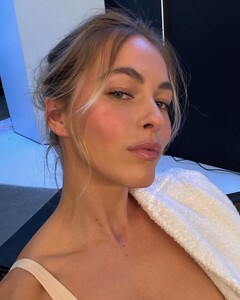 [2023.12.19] carolineannkelley_412117967_3511590609154002_6379201163344608744_n.jpg