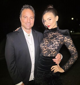 [2023.12.12] victoriajustice_410261166_893780015343808_3955483580424215192_n.jpg