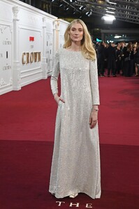 408947970_elizabeth-debicki-crown-finale-04.jpg