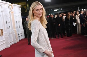 408947977_elizabeth-debicki-crown-finale-05.jpg