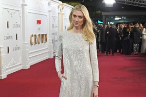 408948120_elizabeth-debicki-crown-finale-12.jpg