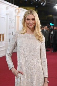 408948178_elizabeth-debicki-crown-finale-16.jpg