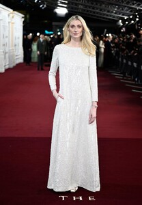 408948305_elizabeth-debicki-crown-finale-27.jpg