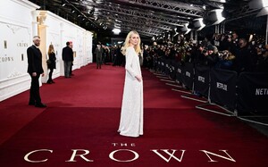 408948322_elizabeth-debicki-crown-finale-30.jpg