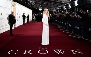 408948328_elizabeth-debicki-crown-finale-31.jpg