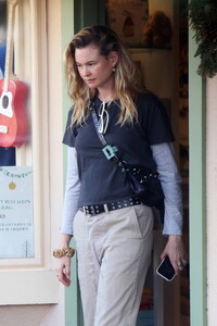 Behati-Prinsloo-opts-for-a-casual-look-while-shopping-at-a-kids-clothing-store-in-Santa-Barbara-California-141223_4.thumb.jpg.c6fd8dea3606d68eaf7f306e723fea72.jpg