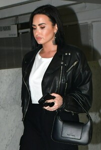 Demi-Lovato---Leaving-Hudson-House-in-Beverly-Hills-01.jpg