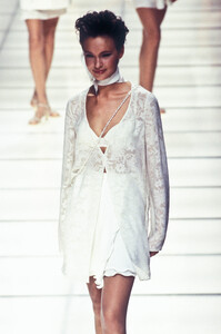 GiorgioArmani1995WomenRTW144.thumb.jpg.1291fd1eff5ed90c7c2b9cdb0ee9f953.jpg