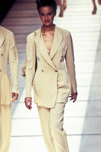 GiorgioArmani1995WomenRTW27.thumb.jpg.43852ba1f9bb1bc7685a6740064a9147.jpg