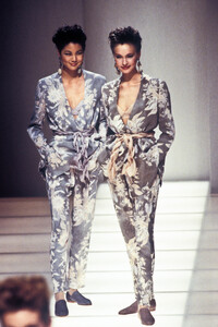 GiorgioArmani1995WomenRTW30.thumb.jpg.720a84ec1c4bf9257ab2f9f21d35994a.jpg