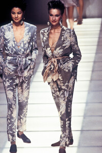 GiorgioArmani1995WomenRTW31.thumb.jpg.3acd29f7dc829da0b9a030490f4d859a.jpg