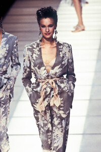 GiorgioArmani1995WomenRTW32.thumb.jpg.b0299daec789048dfc13fdd5b7975227.jpg