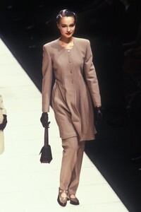 GiorgioArmani1995WomenRTW48.thumb.jpg.0991da55554ed75ab65886fc1d0c1bb6.jpg