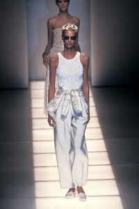 GiorgioArmani1997WomenRTW41.thumb.jpg.5a947af986692c8c56c3db5e6563ce1c.jpg