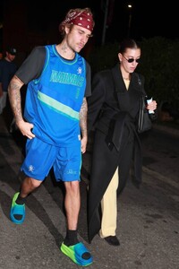 Hailey-Bieber---Leaving-dinner-at-Funke-restaurant-in-Beverly-Hills-02.jpg