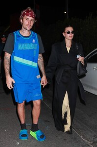 Hailey-Bieber---Leaving-dinner-at-Funke-restaurant-in-Beverly-Hills-03.jpg