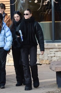 Hailey-Bieber---Snowboarding-candids-in-Aspen---Colorado-19.jpg