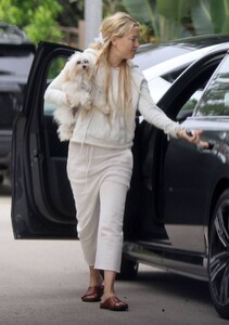 Kate-Hudson---Taking-her-dog-for-a-walk-through-Los-Angeles-01.jpg