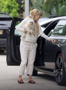 Kate-Hudson---Taking-her-dog-for-a-walk-through-Los-Angeles-02.jpg