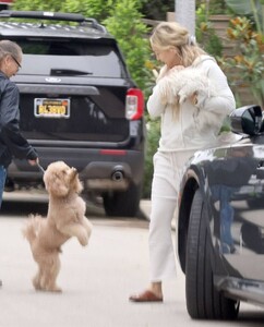 Kate-Hudson---Taking-her-dog-for-a-walk-through-Los-Angeles-03.jpg