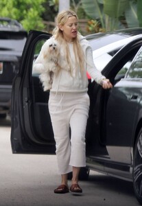 Kate-Hudson---Taking-her-dog-for-a-walk-through-Los-Angeles-04.jpg