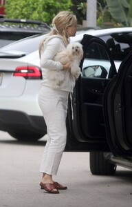 Kate-Hudson---Taking-her-dog-for-a-walk-through-Los-Angeles-05.jpg