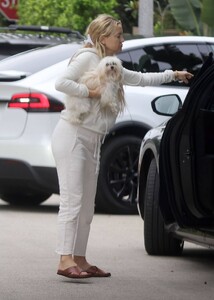 Kate-Hudson---Taking-her-dog-for-a-walk-through-Los-Angeles-07.jpg