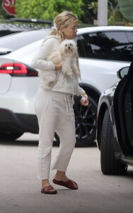 Kate-Hudson---Taking-her-dog-for-a-walk-through-Los-Angeles-09.jpg